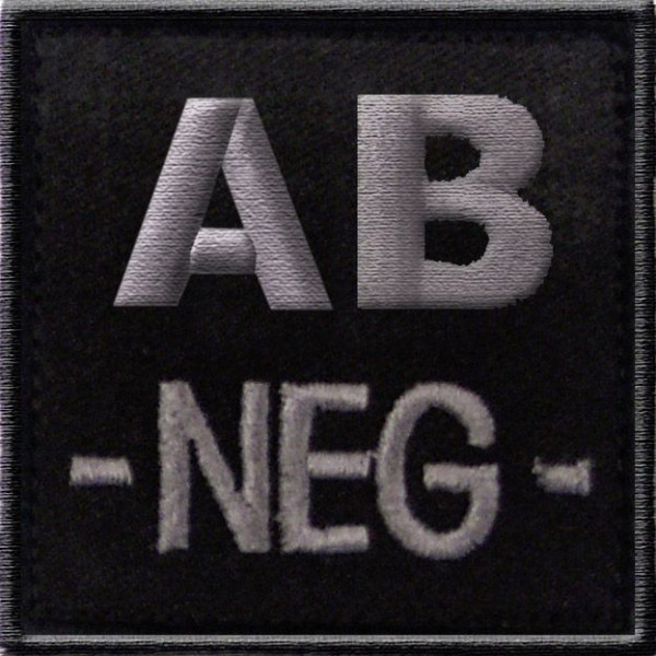 Groupe sanguin AB négatif brodé sur tissu noir
